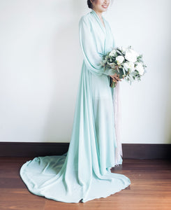 long dressing gown for wedding with bouquet